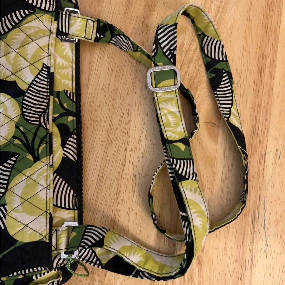 NWT- Vera Bradley Tablet Hipster crossbody bag in the "La Neon Rose" pattern. - Picture 14 of 15